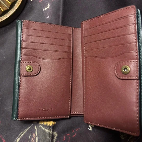 Coach Dark Green Leather Wallet with Gold Clasp - Picture 3 of 10